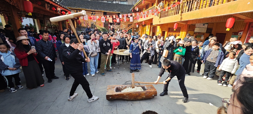 活動現(xiàn)場打糍粑。李瑞攝