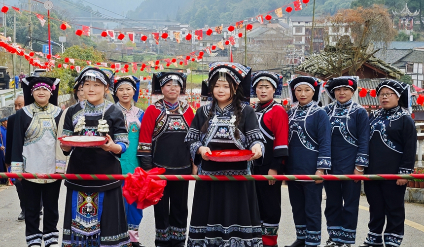 活動現(xiàn)場攔門酒。李瑞攝