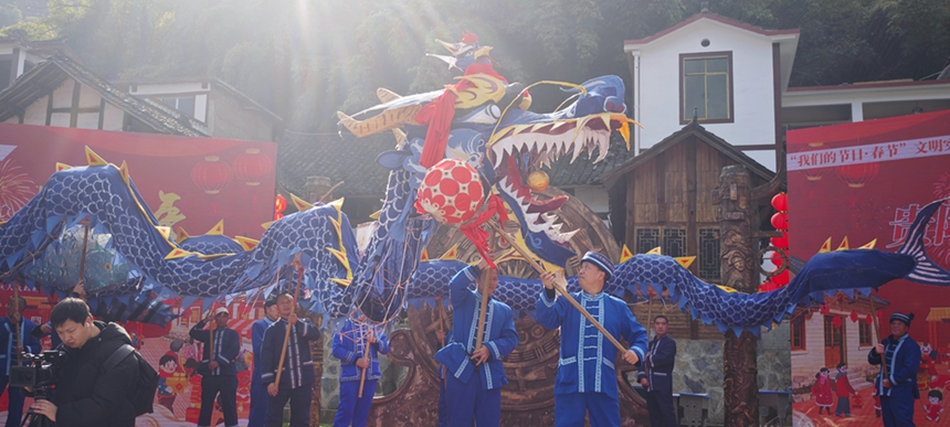 活動(dòng)現(xiàn)場(chǎng)龍舞新春。李瑞攝