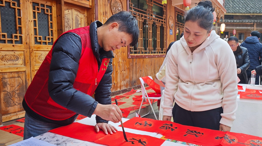 活動現場寫對聯。李瑞攝