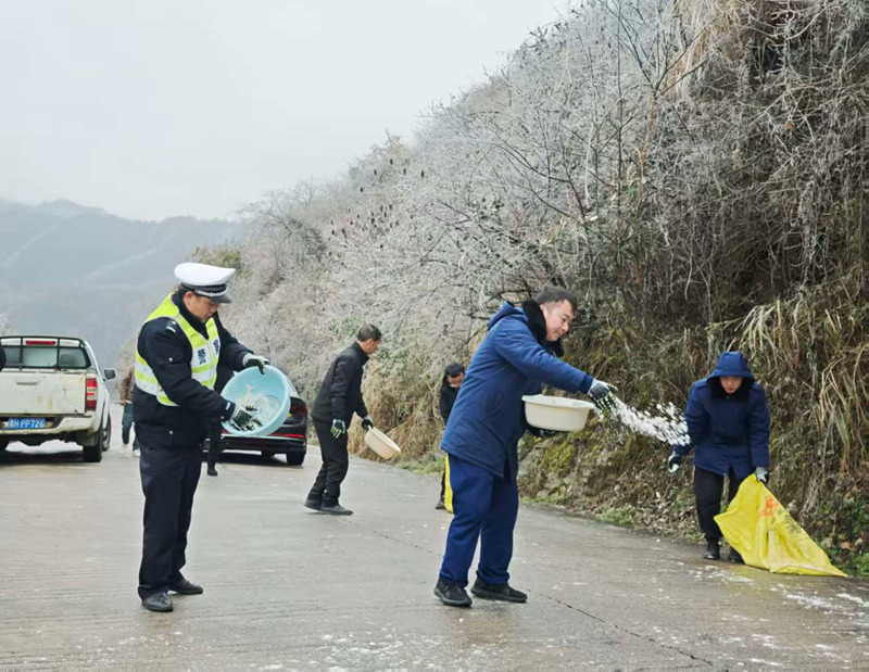 施秉縣白垛鄉(xiāng)抗凝保暢突擊隊在現(xiàn)場開展撒鹽除冰作業(yè)。