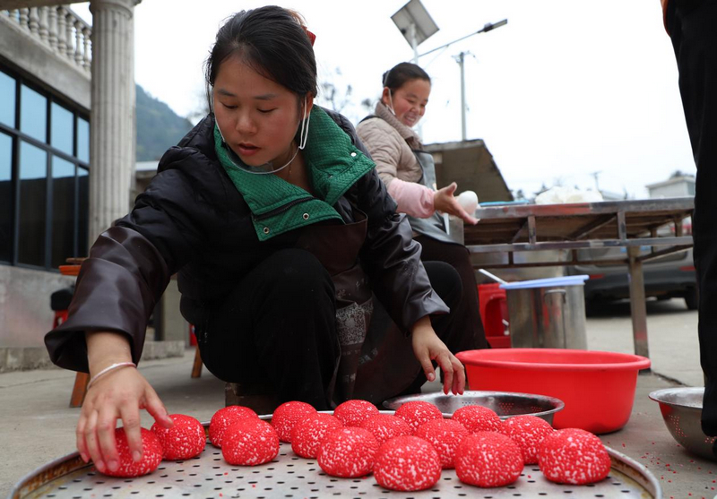 貴州玉屏:侗鄉(xiāng)紅粑香 三十年守一味。