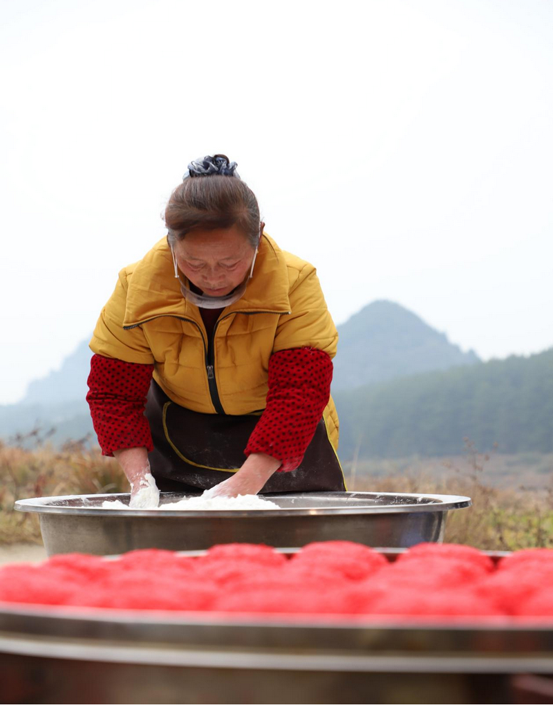 貴州玉屏:侗鄉(xiāng)紅粑香 三十年守一味。