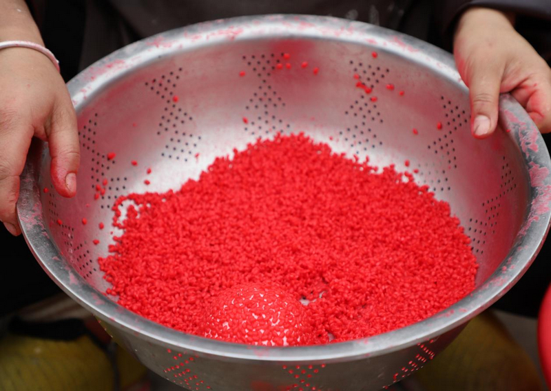 貴州玉屏:侗鄉(xiāng)紅粑香 三十年守一味。