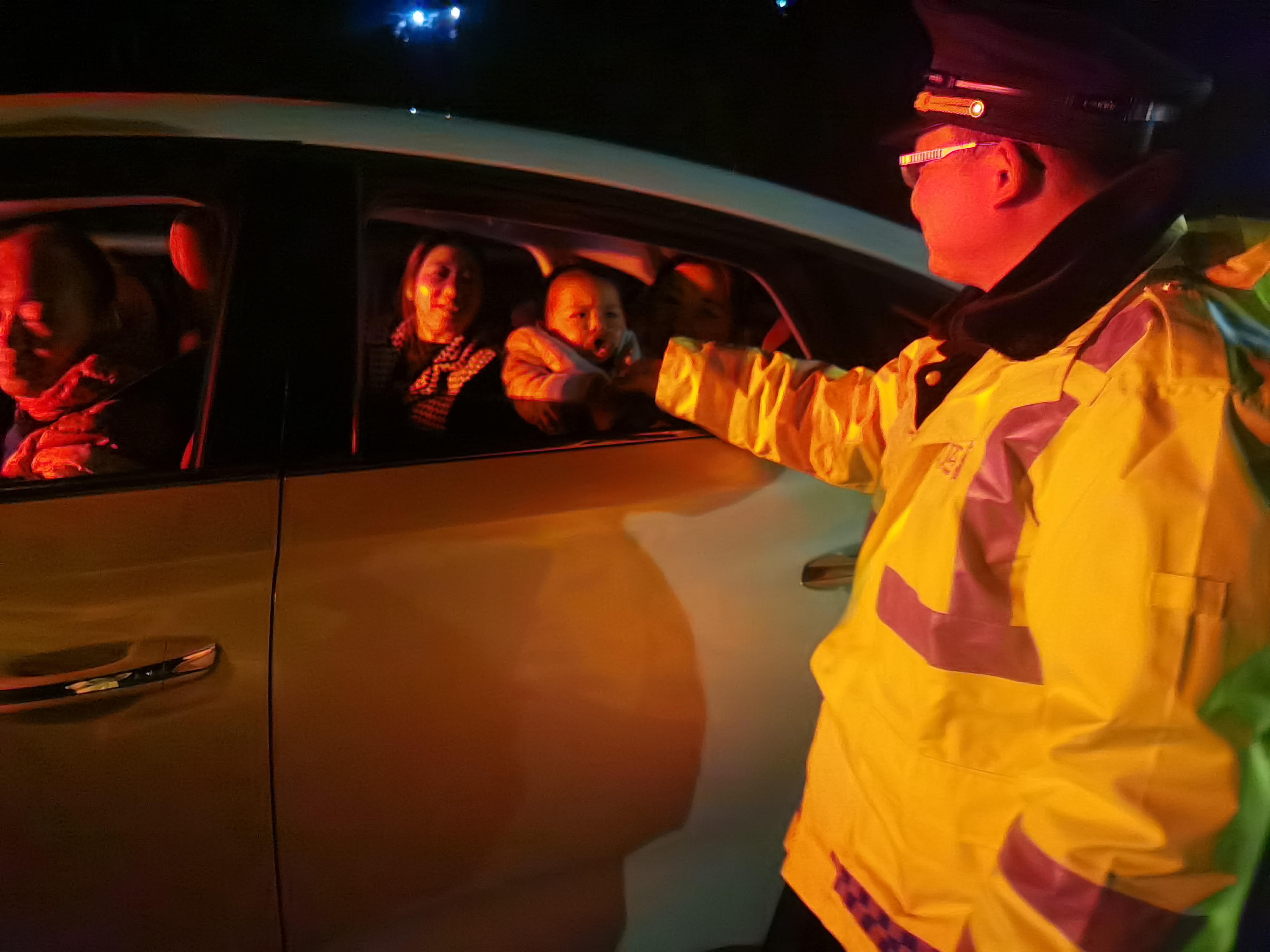 安全護送出管制路段，市民王女士一行人員向執法人員楊俊武致謝！