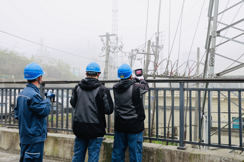 仁懷供電局城區(qū)供電所營配綜合中級(jí)作業(yè)員羅登朗正用紅外測(cè)溫儀對(duì)轄區(qū)內(nèi)配電線路測(cè)溫檢查。
