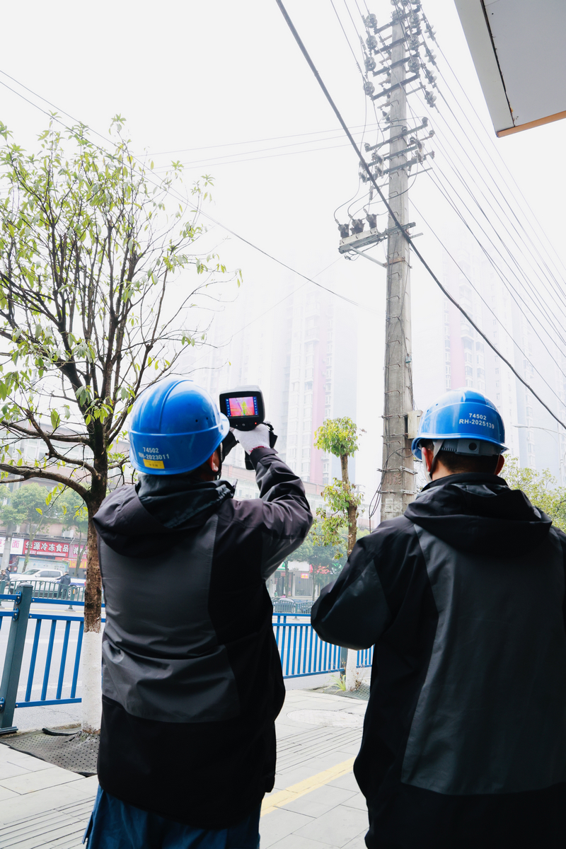 仁懷供電局城區(qū)供電所營配綜合中級(jí)作業(yè)員羅登朗正用紅外測(cè)溫儀對(duì)轄區(qū)內(nèi)配電線路測(cè)溫檢查。
