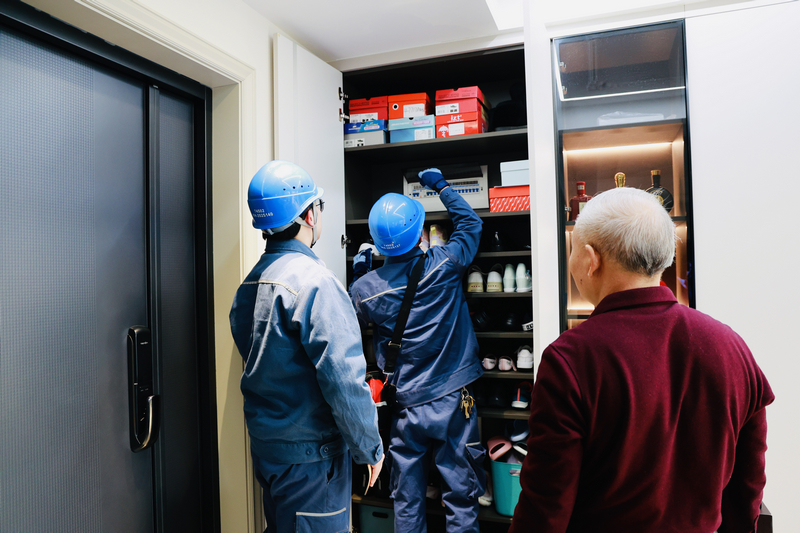 工作人員到市民楊支明家中免費(fèi)檢查電路等。