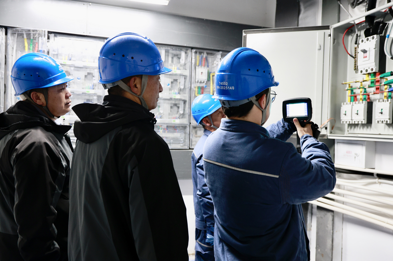 工作人員深入居民小區(qū)配電間、電井房等重要電力設(shè)施地點(diǎn)進(jìn)行細(xì)致測(cè)量。