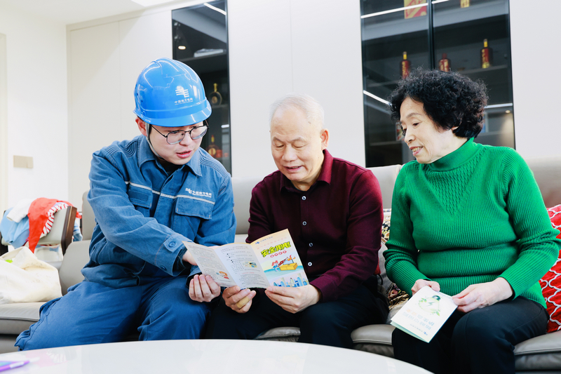 工作人員為市民普及用電安全知識(shí)。