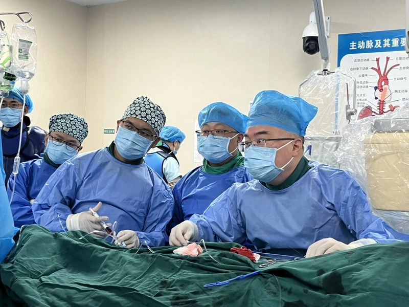 心血管內二科主任、主任醫師曾安寧帶領團隊為患者實施手。
