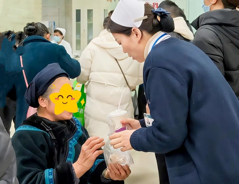 楊秀盼護士為患者買早餐，暖胃更暖心。