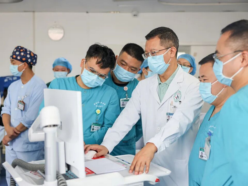 神經外科主任、主任醫師張國慶與團隊成員討論病例。