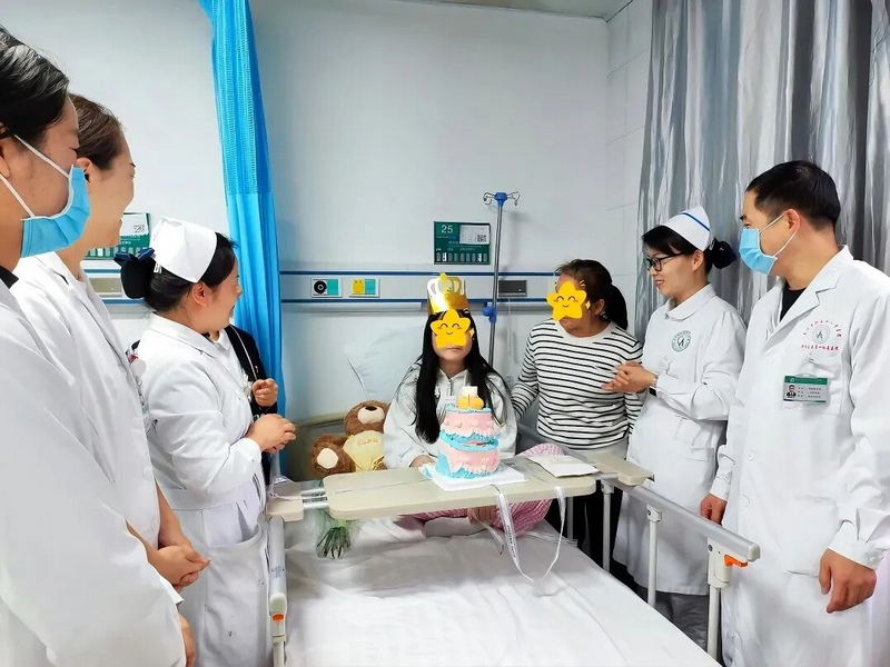 康復醫學科醫護人員為患者送上生日蛋糕，患者甜甜地笑了。