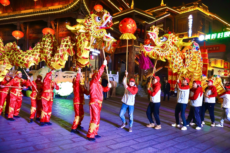 二龍戲珠。王裕攝