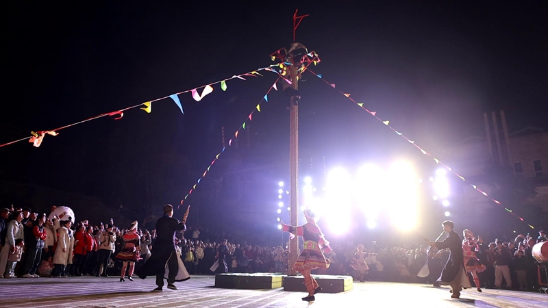 踩月亮。楊瀚攝