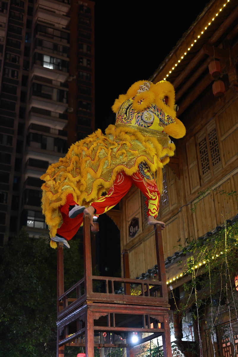 高臺舞獅。陳澤珊攝