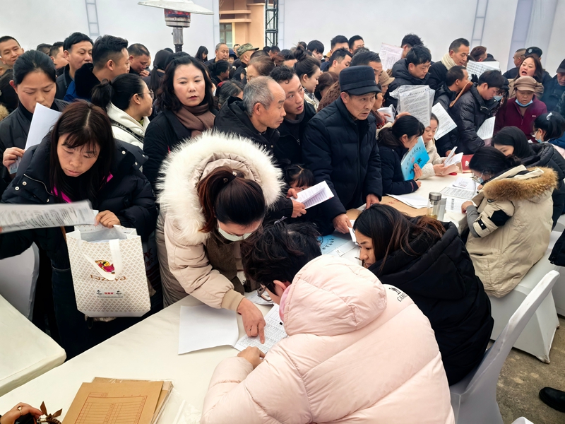 2 圖為選房現場的熱鬧景象