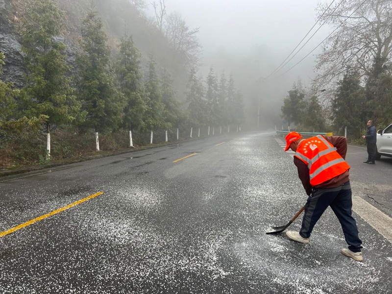 1 圖為在G352張巧線K650+600-K660+800(正安縣桴焉鎮至廟塘鎮)路段撒布融雪劑。圖片由貴州省公路提供.jpg