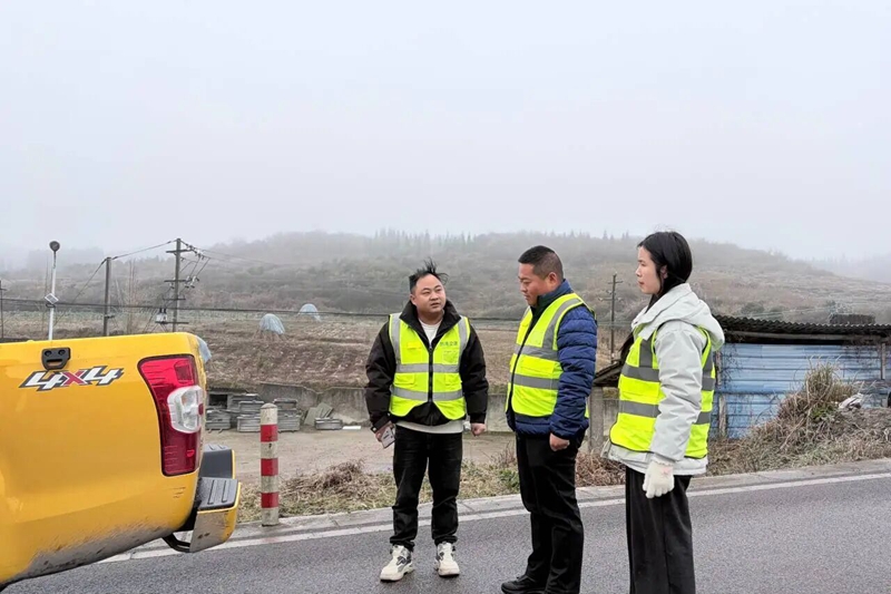 2 圖為在S308線查看易凝凍路段 霍仁歡 攝.jpg