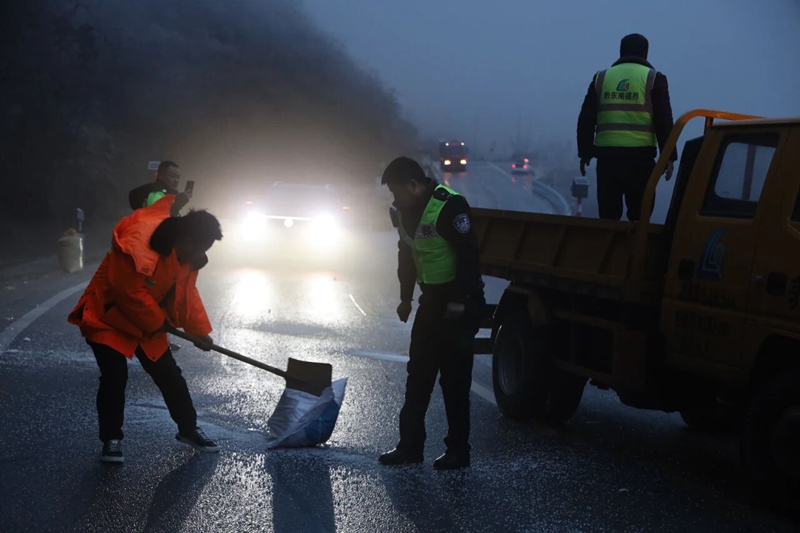 3 圖為在G211線撒布融雪劑 陸曉穎 攝.jpg