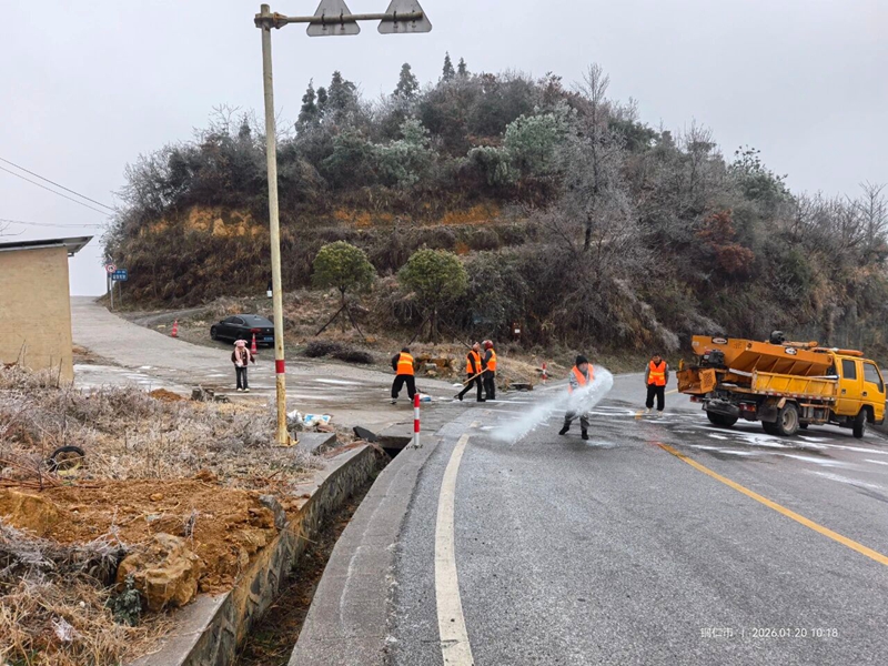 4 圖為在S103線撒布融雪劑。圖片由貴州省公路提供.jpg