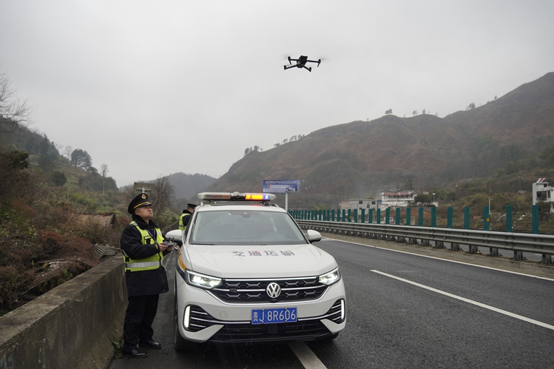 省交通運輸綜合行政執(zhí)法八支隊四大隊執(zhí)法人員操縱無人機查看路況.JPG