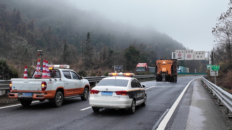 “一路三方”有關(guān)單位進行預(yù)防性融雪劑布撒作業(yè)。