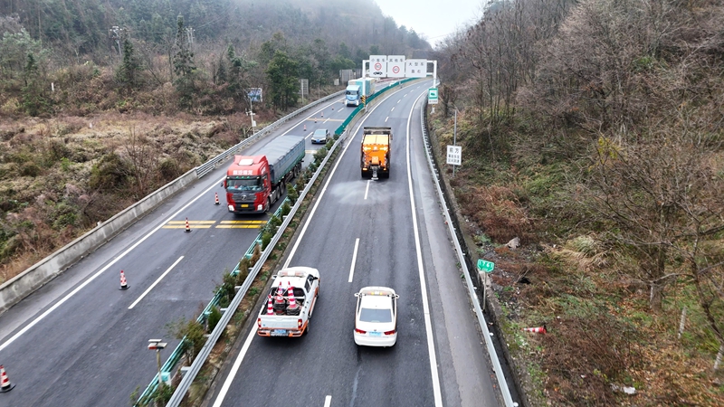 “一路三方”有關(guān)單位進行預(yù)防性融雪劑布撒作業(yè)。