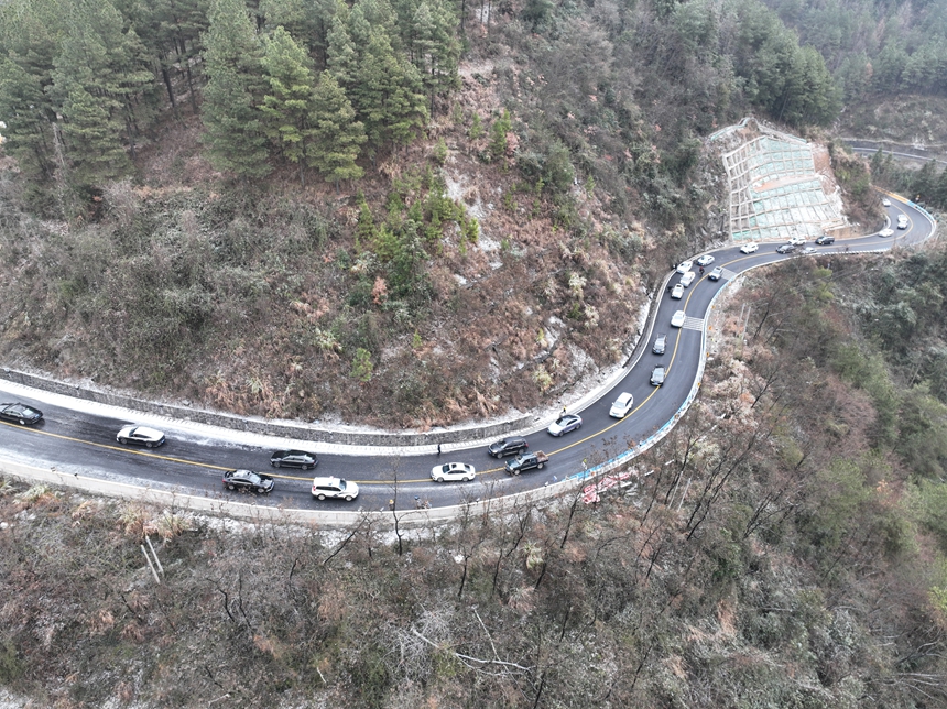撒布融雪劑后的路面后，車輛正常通行。