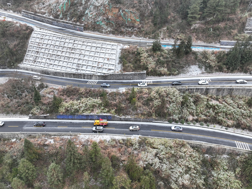 撒布融雪劑后的路面后，車輛正常通行。