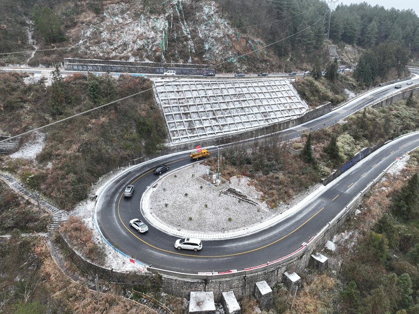 撒布融雪劑后的路面后，車輛正常通行。
