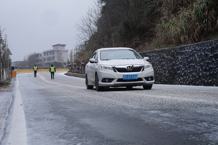 撒布融雪劑后的路面后，車輛正常通行。