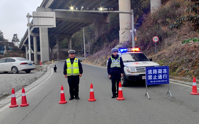 圖為：雷山公安對雷公山景區(qū)路段進行臨時交通管制工作