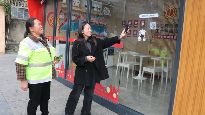 指導環衛工人掃碼開門.JPG