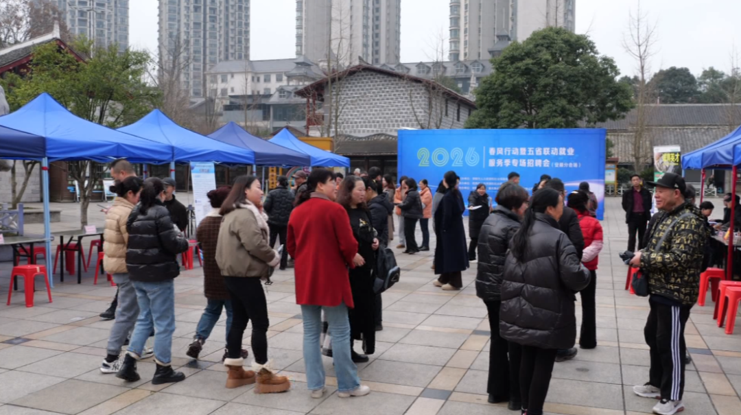 招聘會現(xiàn)場。