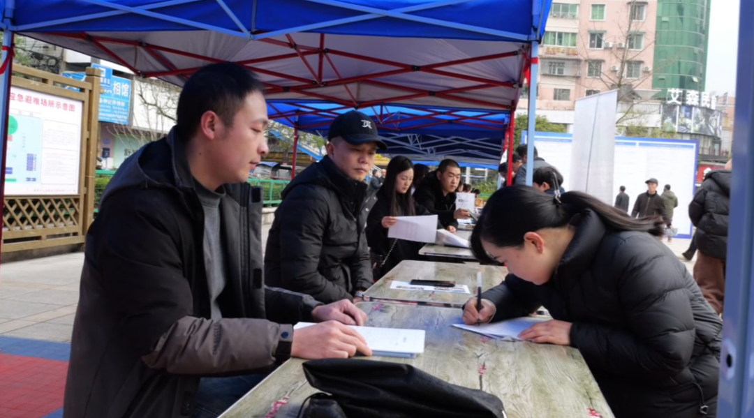 招聘會現(xiàn)場。