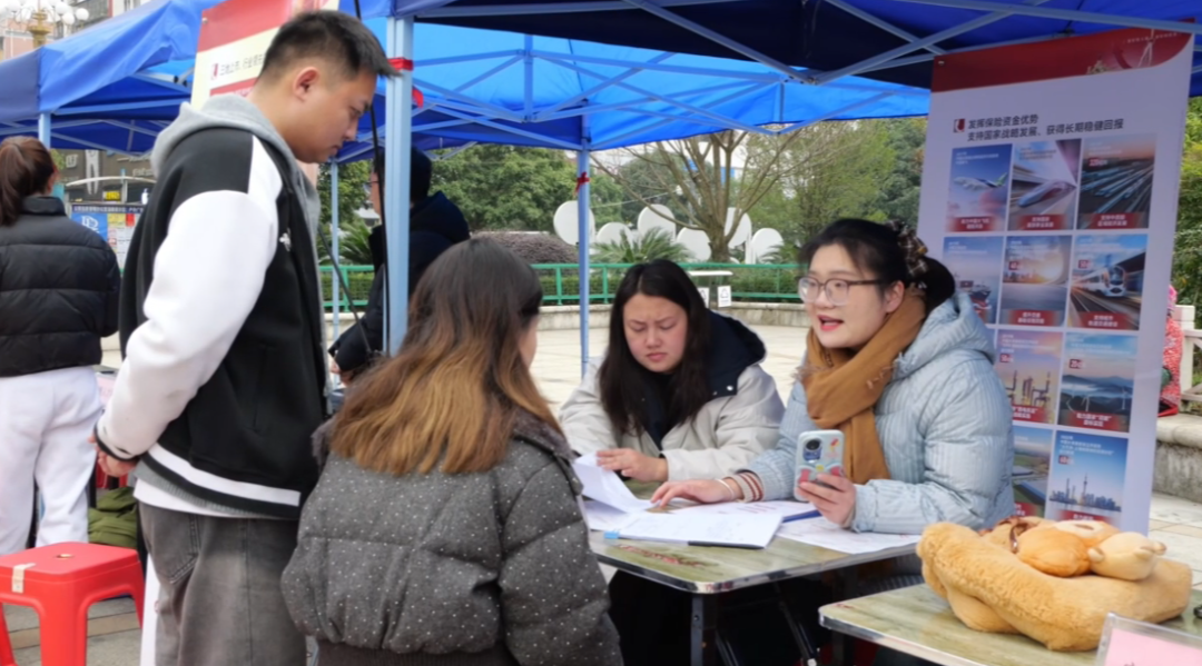 招聘會現(xiàn)場。