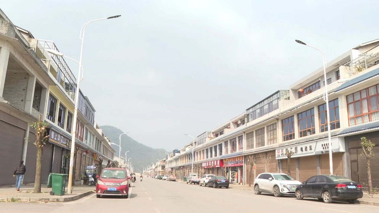 圖為開展路燈復亮.。