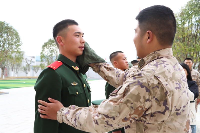 新兵下隊入“新家” 昂首邁向新征程。