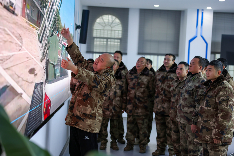 2026年1月20日，在貴州省銅仁市玉屏侗族自治縣氣象局，工作人員在學習人工影響天氣技能知識。