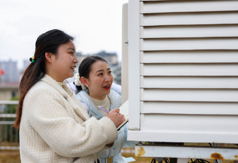 2026年1月20日，在貴州省銅仁市玉屏侗族自治縣氣象局，工作人員在查看百葉箱溫度儀器情況。