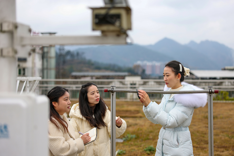 2026年1月20日，在貴州省銅仁市玉屏侗族自治縣氣象局，工作人員在觀測(cè)視頻智能天氣現(xiàn)象儀電線積冰厚度。