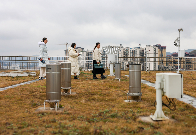 2026年1月20日，在貴州省銅仁市玉屏侗族自治縣氣象局，工作人員在維護保養氣象監測設備。