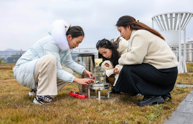 2026年1月20日，在貴州省銅仁市玉屏侗族自治縣氣象局，工作人員在維護保養雨量監測設備。