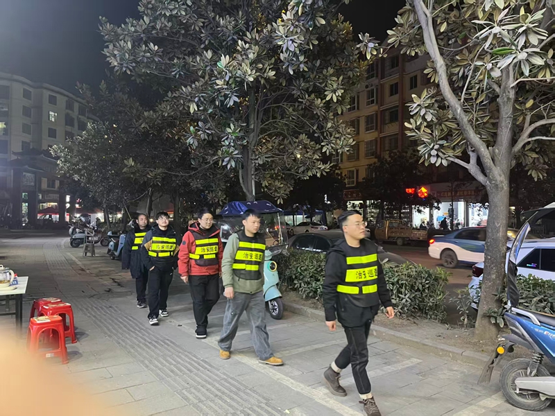 松桃蓼皋夜間巡邏隊夜間巡邏,守護群眾平安夜。