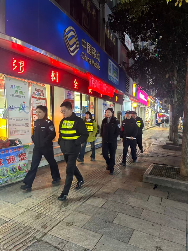 松桃蓼皋夜間巡邏隊在背街小巷巡邏,守護群眾平安夜。