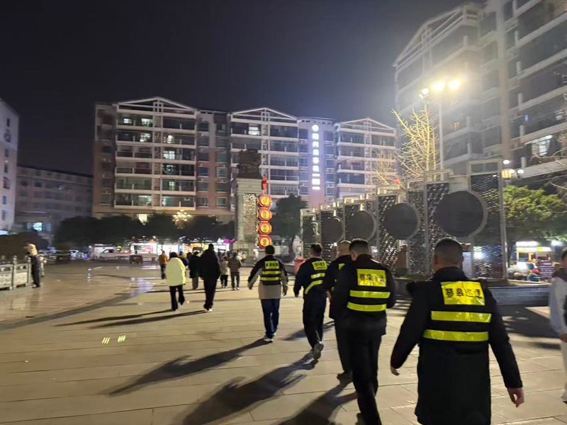 松桃蓼皋夜間巡邏隊在人口密集場所巡邏。