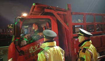 甕安交通部門(mén)暖心護(hù)航滯留司乘貴州省交通運(yùn)輸綜合行政執(zhí)法八支隊(duì)三大隊(duì)迅速啟動(dòng)應(yīng)急預(yù)案，聯(lián)合“一路三方”力量，以高效管控與暖心服務(wù)，全力保障道路安全暢通與司乘人員平安……