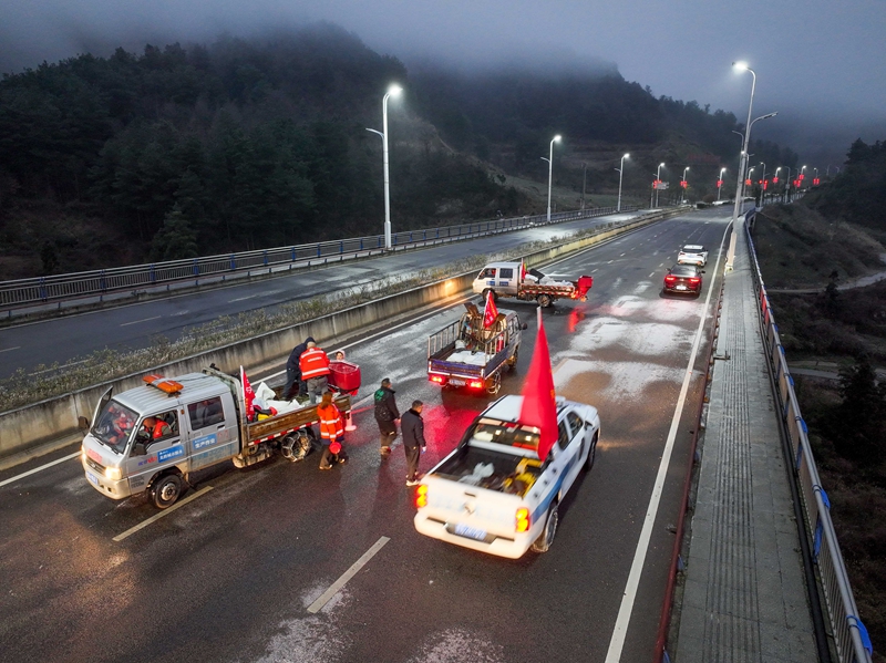 1 圖為:組織黨員干部職工和環衛工人在一線對城區主要交通路口開展除雪保暢通工作 (3)